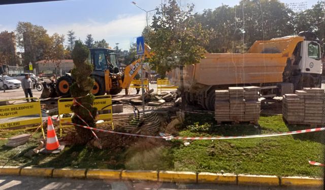 Eskişehir’de Ulus Meydanı’nda kaldırım çalışmaları hız kazandı!