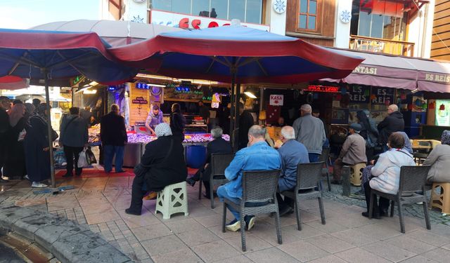Eskişehir'de tezgah başında uzun kuyruklar oluştu!