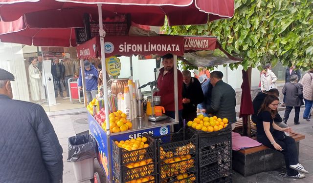 Eskişehir Hamamyolu’nda limonata tezgâhı ilgi odağı oldu