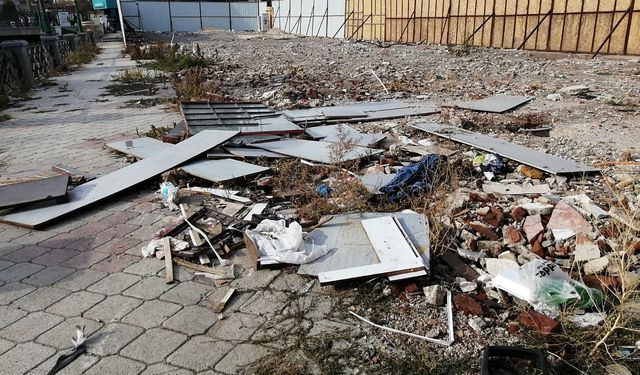 Belediye yıktı, alan çöplüğe döndü: Esnaf tepkili