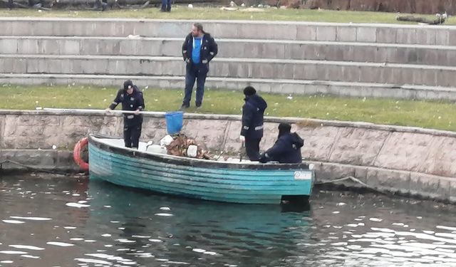 Eskişehir’de ekiplerin Porsuk Çayı’nda temizlik seferberliği!