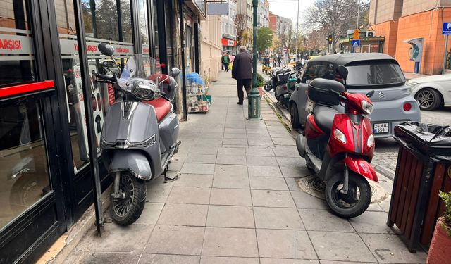 Eskişehir'de kaldırımındaki görüntü pes dedirtiyor!