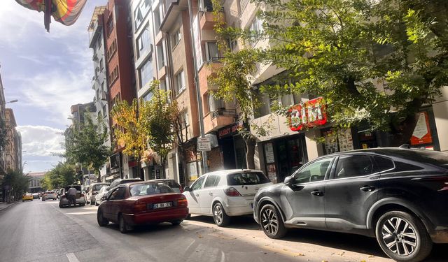 Şair Fuzuli Caddesi’nde çift sıra park trafiği kilitliyor