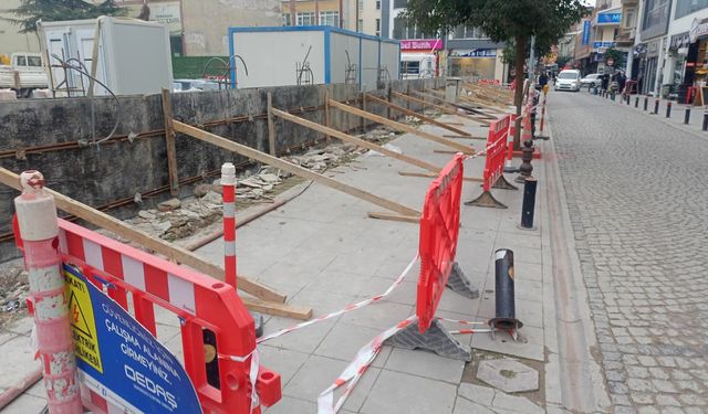 Eskişehir’de inşaat çalışması yaya geçişini zorlaştırıyor