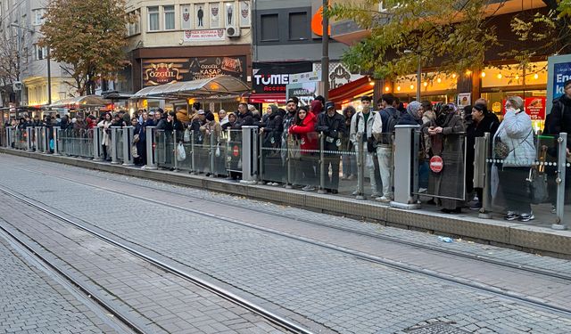 Tramvay seferleri aksadı, Eskişehirliler durakta bekledi