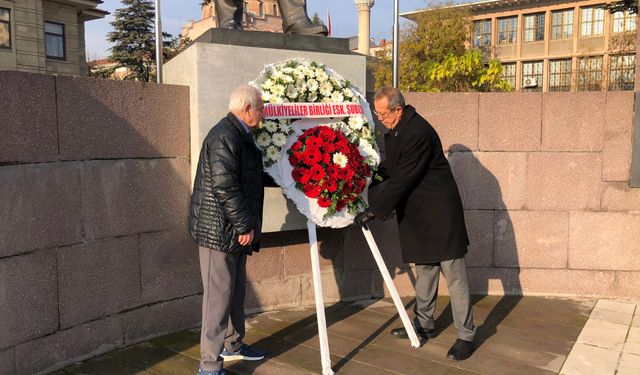 Eskişehir’de mülkiyelilerden Atatürk büstüne çelenk töreni
