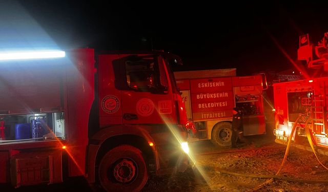 Eskişehir'de gece yarısı yangın: Binlerce saman kül oldu!