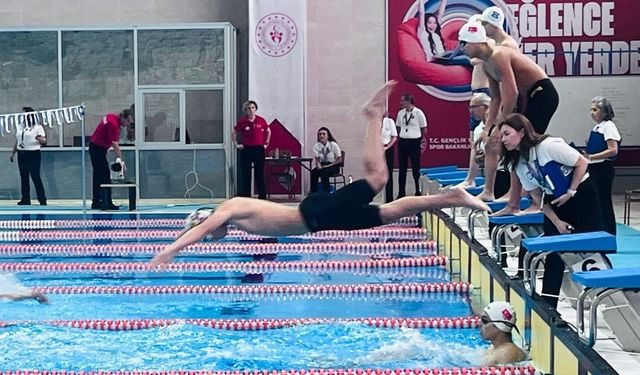 Eskişehir’de gençler yüzme il birinciliği devam ediyor