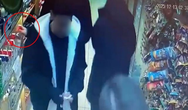 Kalabalığı fırsat bildi, alkollü içeceği cebine atıp kaçtı!