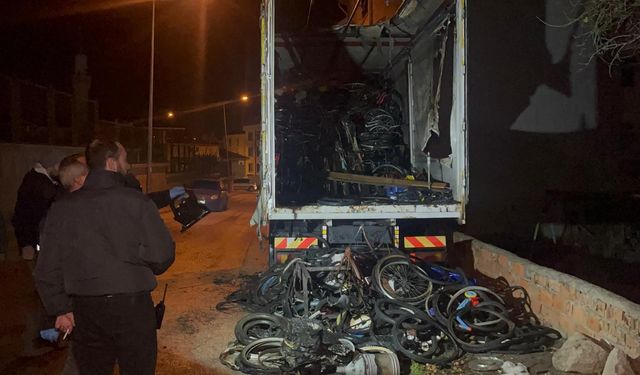 Eskişehir'de park halindeki kamyon alev aldı