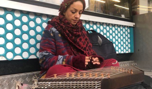 Köprübaşı’nda santur sesleri caddeyi dolduruyor