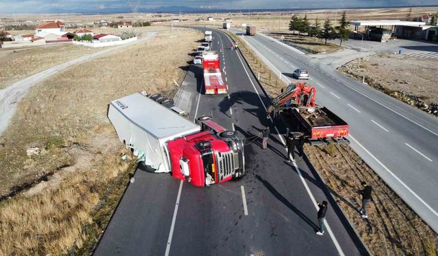 Afyon'da meyve yüklü tır devrildi