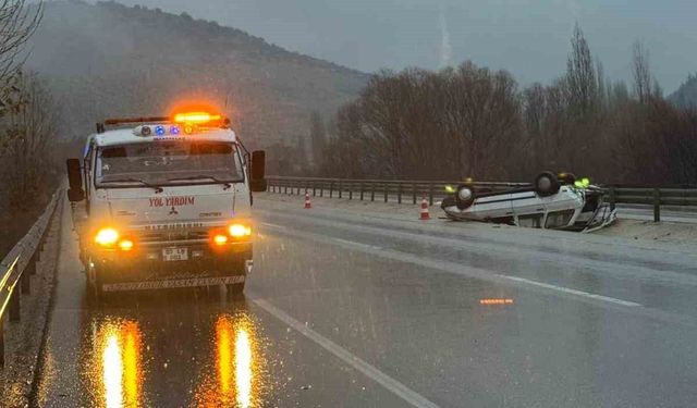 Afyon'da refüje devrilen otomobil sürücüsü yaralandı