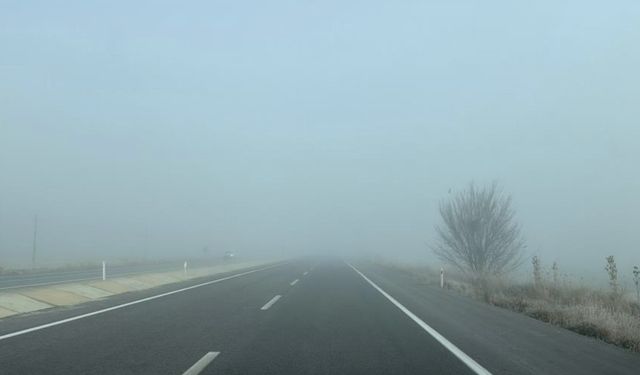 Yoğun sis, Afyon bağlantı yolu trafiğe kapattı!