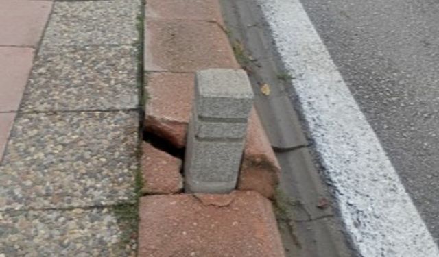 Aşınan taşlar ve eğilen dubalar cadde kullanımını zorlaştırıyor