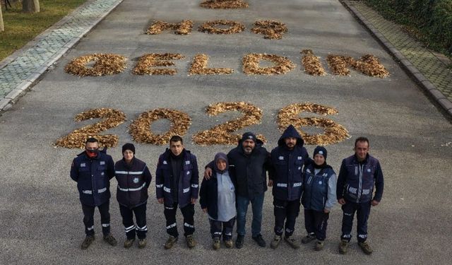 Sazova Parkı’nda yapraklardan dev yazı!