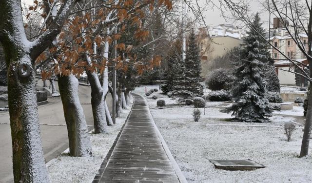 Eskişehir'e kar düştü: Meteoroloji'den uyarı gecikmedi!