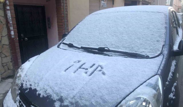 Eskişehir'de araçlar beyaza büründü