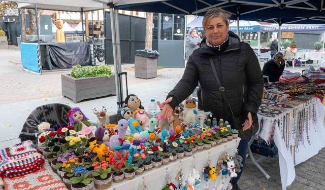 Eskişehir'de soğuk havayı el emeği çiçekleriyle ısıtıyor