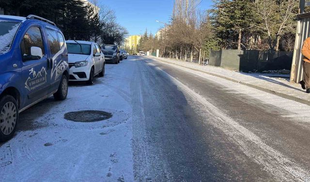 Eskişehir'de yollar buz pistine döndü: Vatandaşlar zor anlar yaşadı!