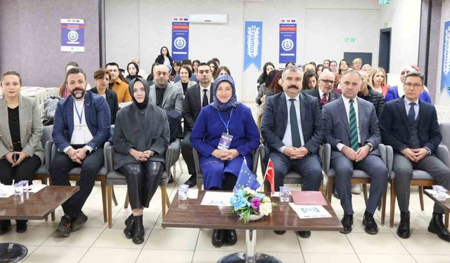 Genç kadınlar siber tehditlere karşı bilinçlendirildi