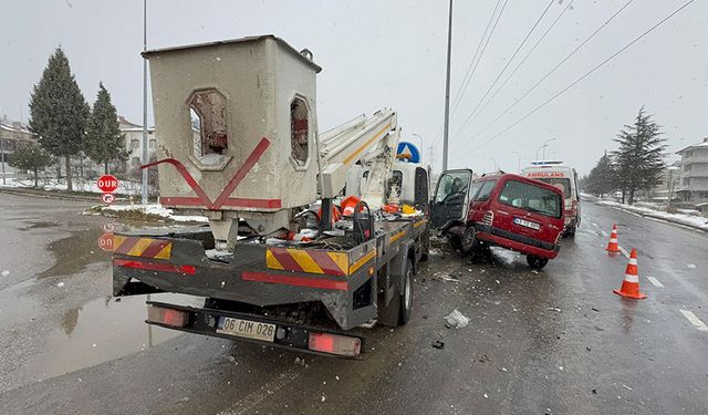 Kavşakta kaza: İki araç çarpıştı, çok sayıda yaralı var