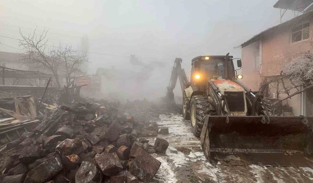 Kütahya’da sabaha karşı yangını: Aile evsiz kaldı