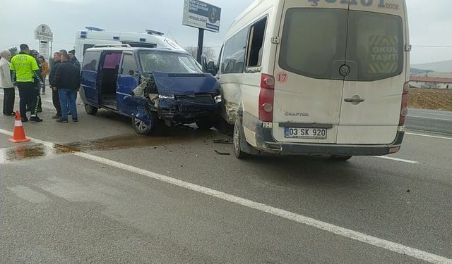 Afyon'da minibüsler çarpıştı: 7 yaralı!