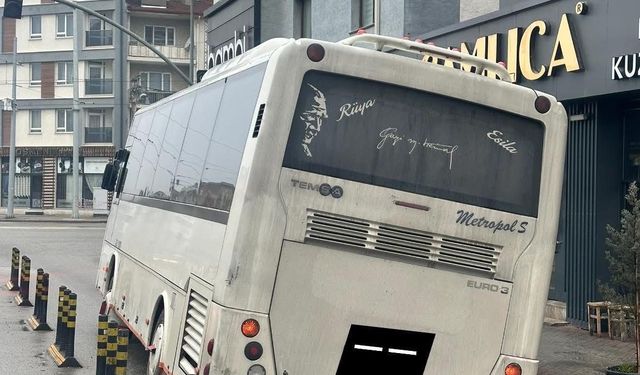 Minibüsün devrilme tehlikesi yaşadığı çukur siyasi tartışma yarattı