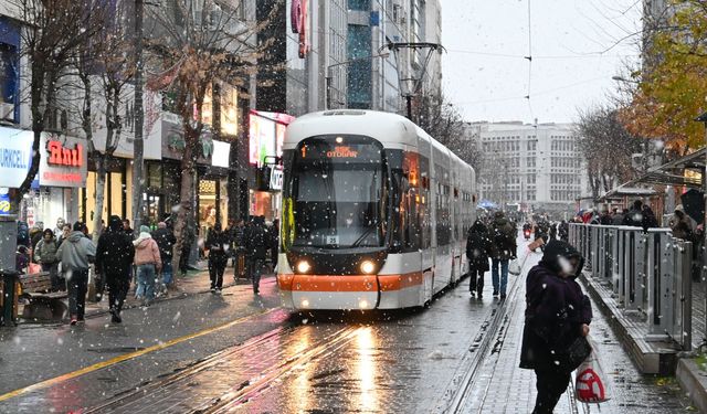 Eskişehir’de lapa lapa yağan kar kartpostallık görüntü oluşturdu!