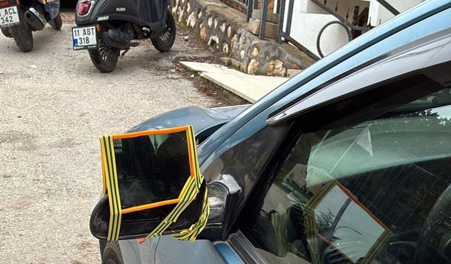 Sürücü kırılan aynasına çözümü böyle buldu!