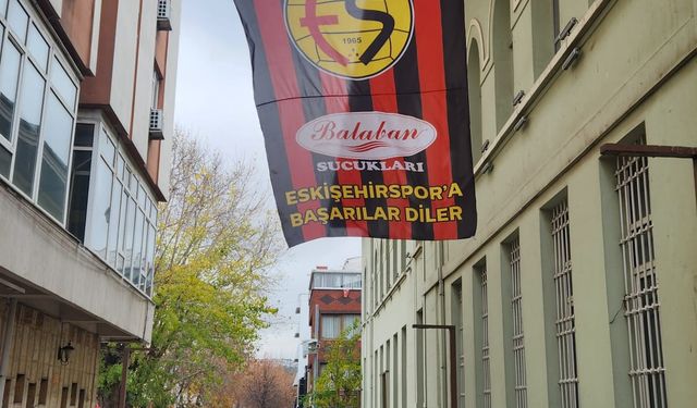 Eskişehir'de esnaf, Eskişehirspor’a destek için bayrakları astı