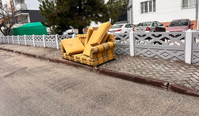 Eskişehir’de sokaklara atılan eşyalar vatandaşı bıktırdı!