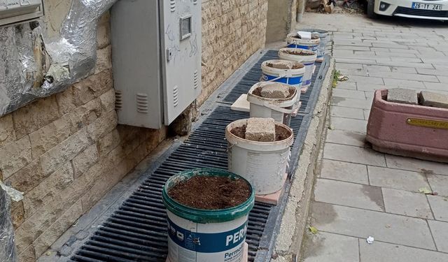 Eskişehir'de kaldırımı inşaat malzemeleri kapladı