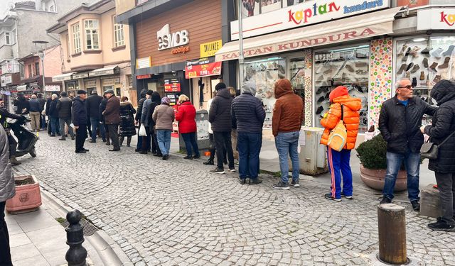 Eskişehir'de soğuklar başladı, kapısında kuyruk oluştu!