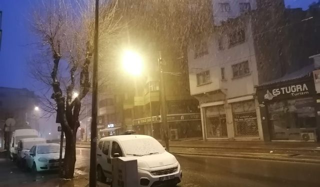 Eskişehir'de kar yağışı başladı: Kent beyaza büründü!