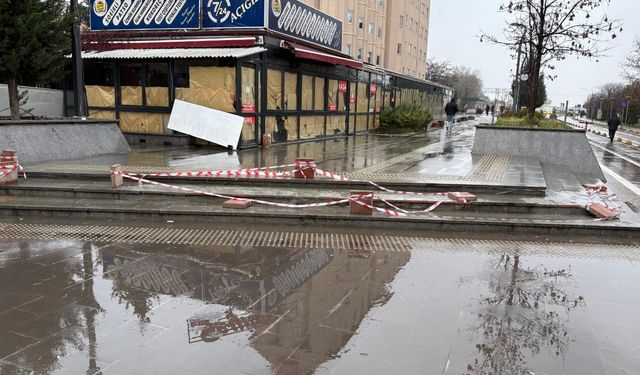 Eskişehir’de kırılan basamaklara şeritli önlem