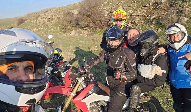 Yeni doğmuş kuzuyu annesi ile kavuşturdular