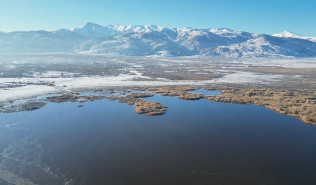 Türkiye’nin en büyük gölü donma noktasına geldi!