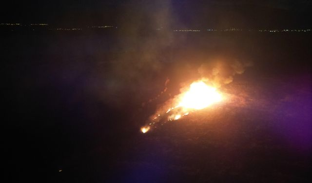 Afyon’da göl sazlıkları alev alev yandı