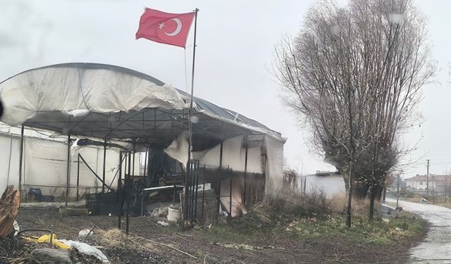 Afyon'da şiddetli fırtına hayatı olumsuz etkiledi!