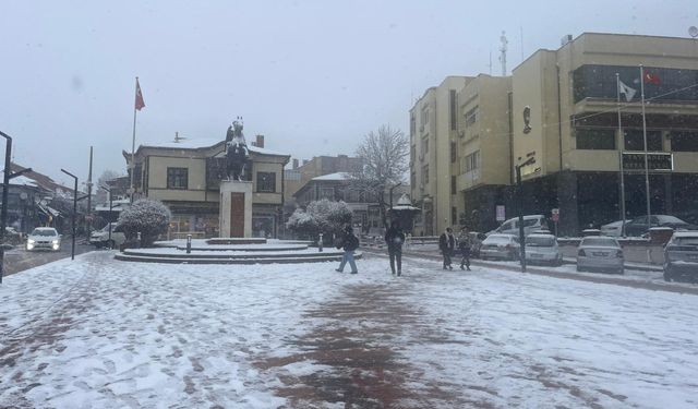 Kütahya'da kar yağışı ilçeyi kapladı