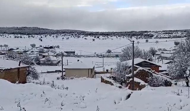 Kar yağışı Eskişehir'de yolları kapadı!