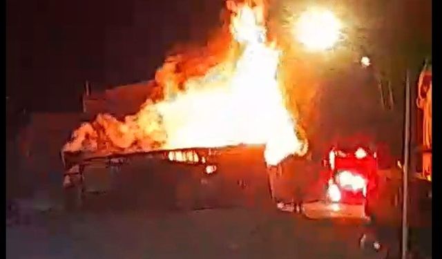 Eskişehir'de ahşap depo alevlere teslim oldu, mahalle tahliye edildi!