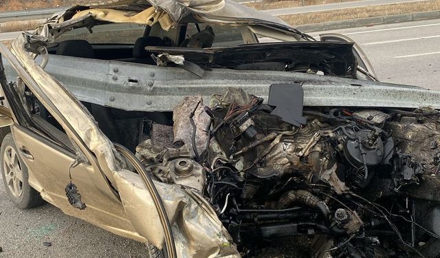 Afyonkarahisar'da feci kaza: Hurdaya dönen araçtan sağ çıktı!