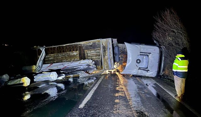 Direksiyon hakimiyetini kaybetti, tır yolu kapattı!