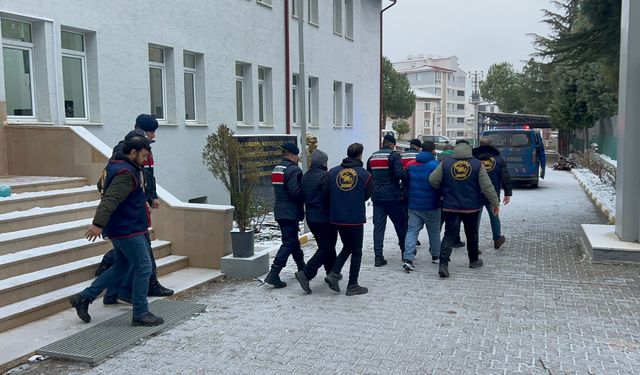 ‘Polisiz’ diyerek altınları aldılar, yakayı böyle ele verdiler!
