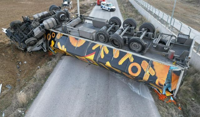 Afyon'da yolunda tır kazası: Ulaşım 2 saat kesildi!
