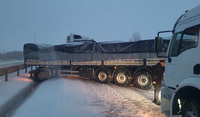 Afyon’da kar yağışı ulaşımı zorlaştırdı