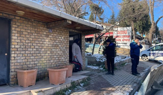 Bilecik'te zabıtadan kaçan dilenci bakın nereye saklandı!